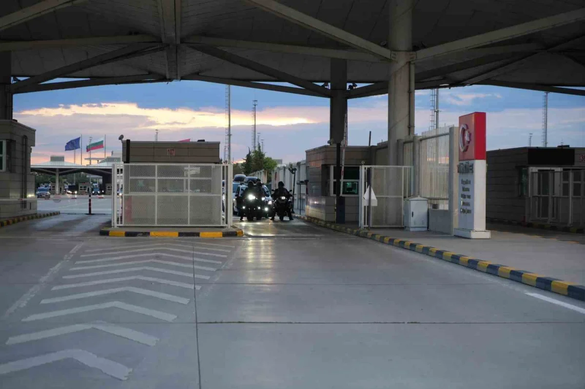 Kapıkule'de gurbetçi yoğunluğu: Bayrak ve ezan hasreti