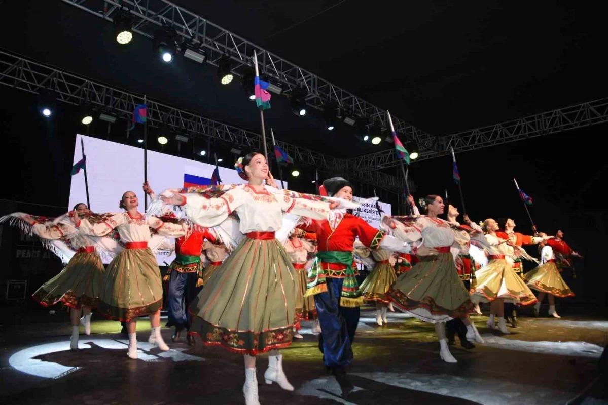 Dünya Halk Dansları Yarışması Balıkesir'de renkli görüntüler