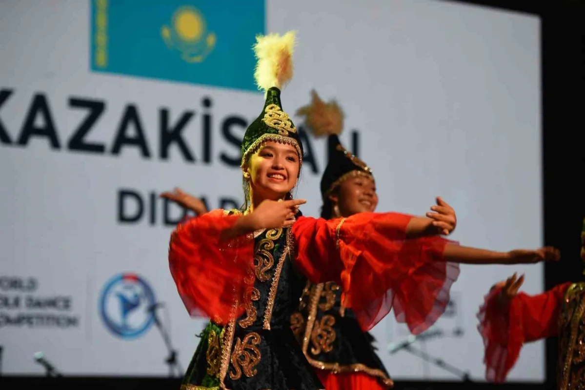 Dünya Halk Dansları Yarışması Balıkesir'de renkli görüntüler