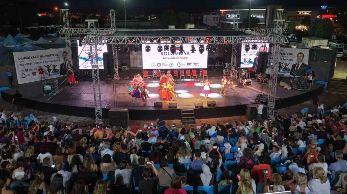 Dünya Halk Dansları Yarışması Balıkesir'de renkli görüntüler