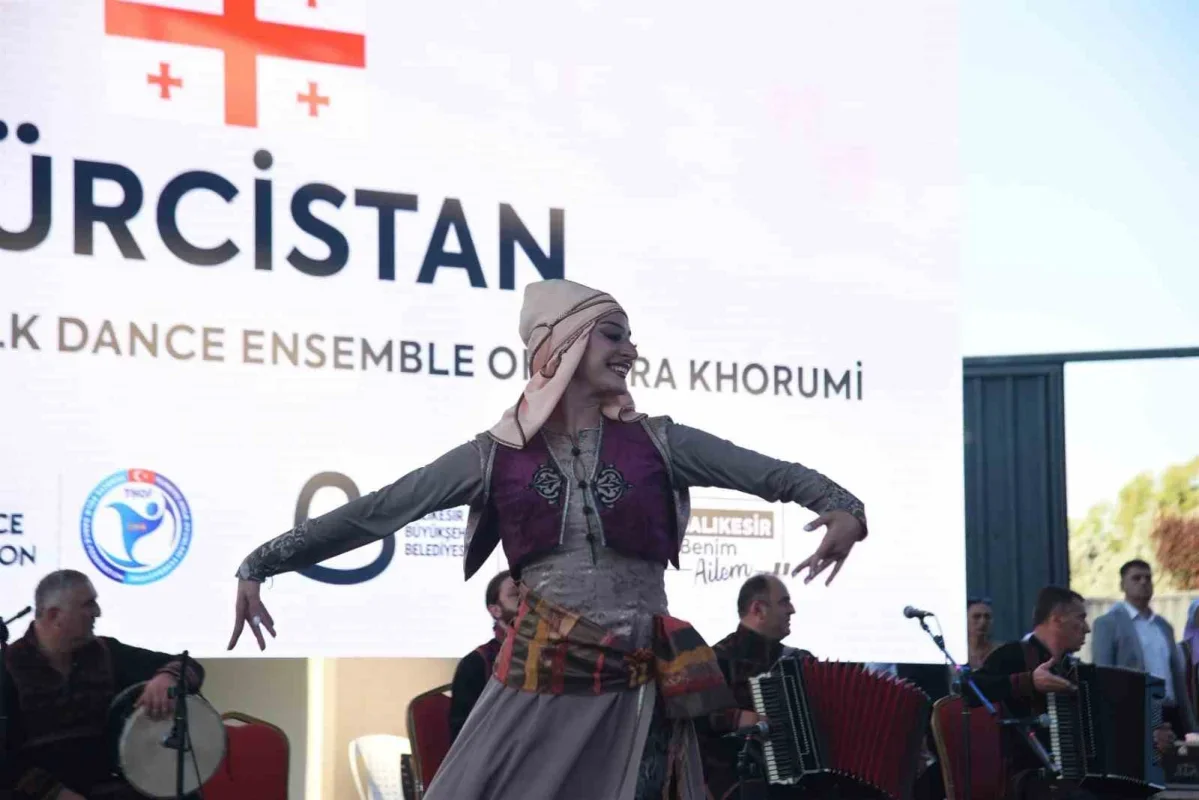 Dünya Halk Dansları Yarışması Balıkesir'de renkli görüntüler