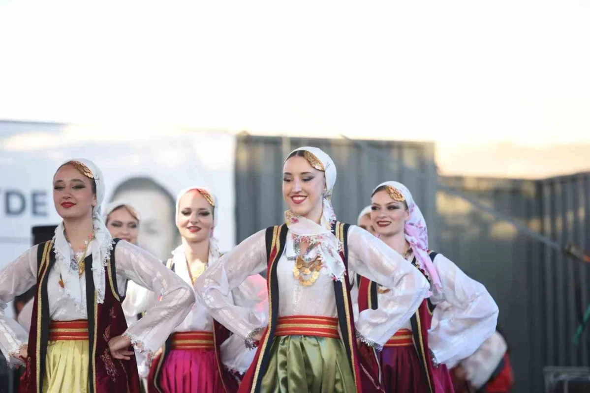 Dünya Halk Dansları Yarışması Balıkesir'de renkli görüntüler
