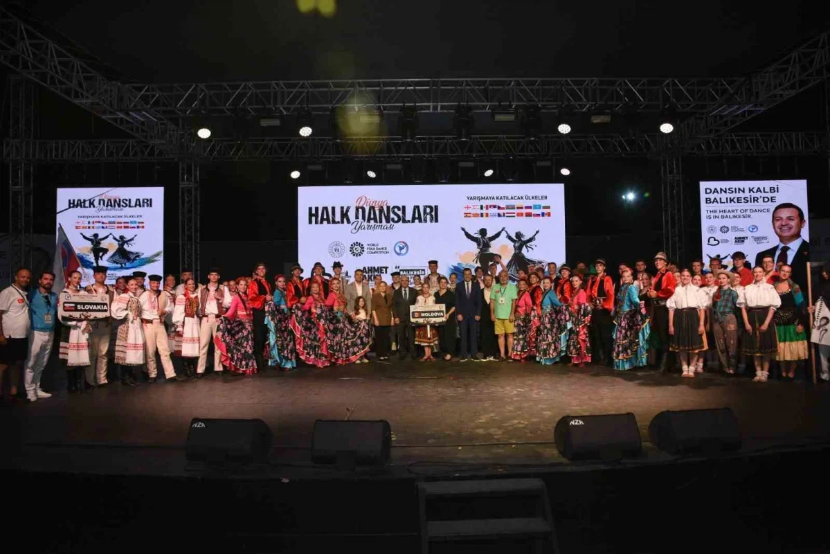 Dünya Halk Dansları Yarışması Balıkesir'de renkli görüntüler