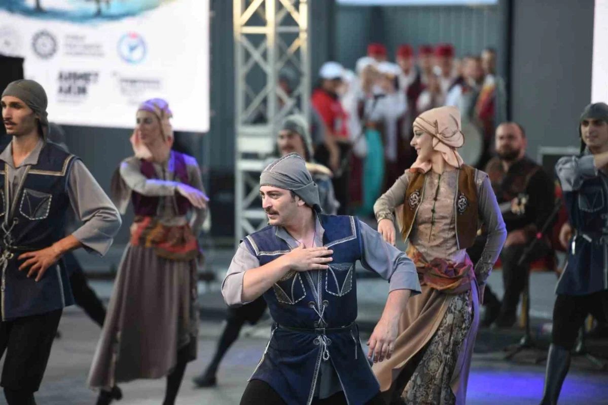 Dünya Halk Dansları Yarışması Balıkesir'de renkli görüntüler