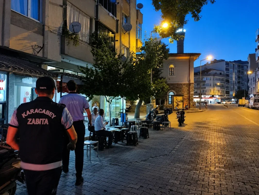 Karacabey Belediyesi yol ve kaldırım işgallerine karşı denetimde