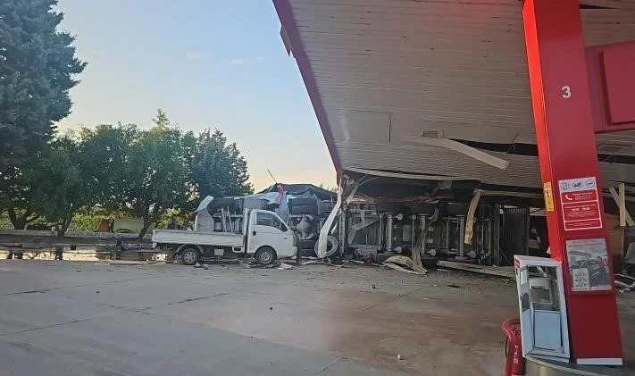 Bursa İznik'te kömür yüklü tır benzinliğe daldı: 1 ölü