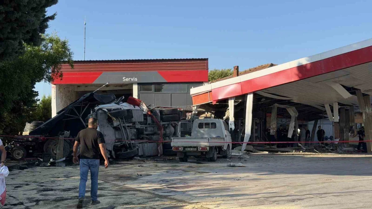 Bursa İznik'te kömür yüklü tır benzinliğe daldı: 1 ölü