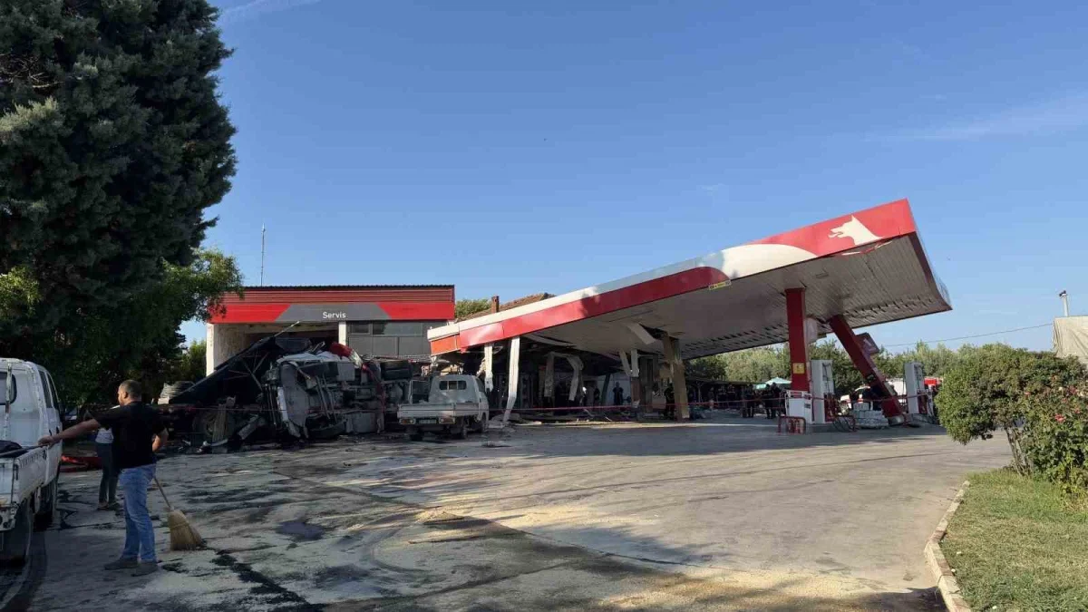 Bursa İznik'te kömür yüklü tır benzinliğe daldı: 1 ölü