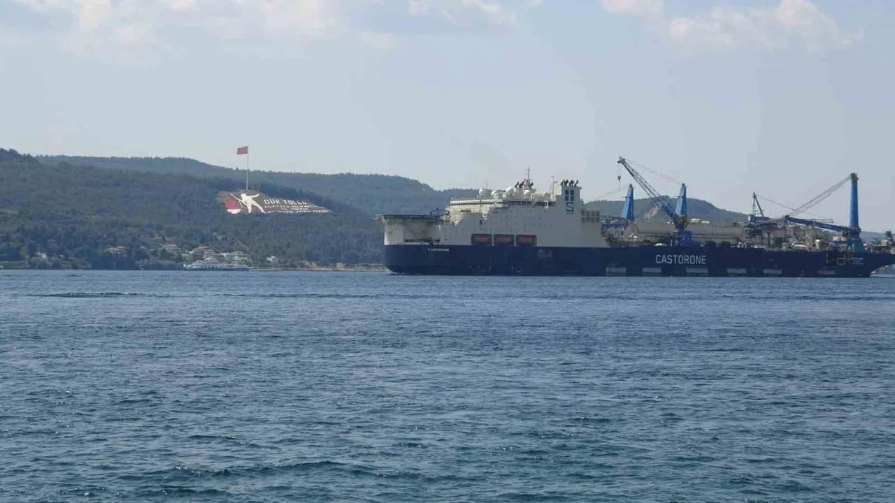 Dev boru döşeme gemisi Castorone Çanakkale Boğazı'ndan geçti