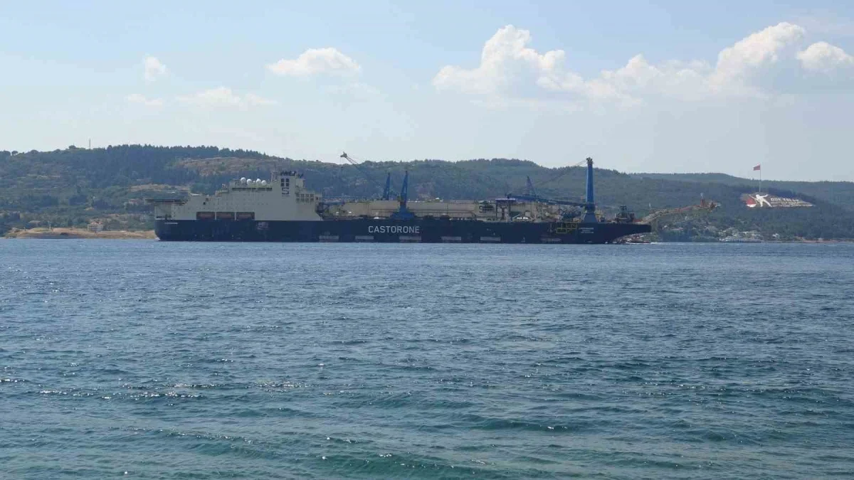 Dev boru döşeme gemisi Castorone Çanakkale Boğazı'ndan geçti