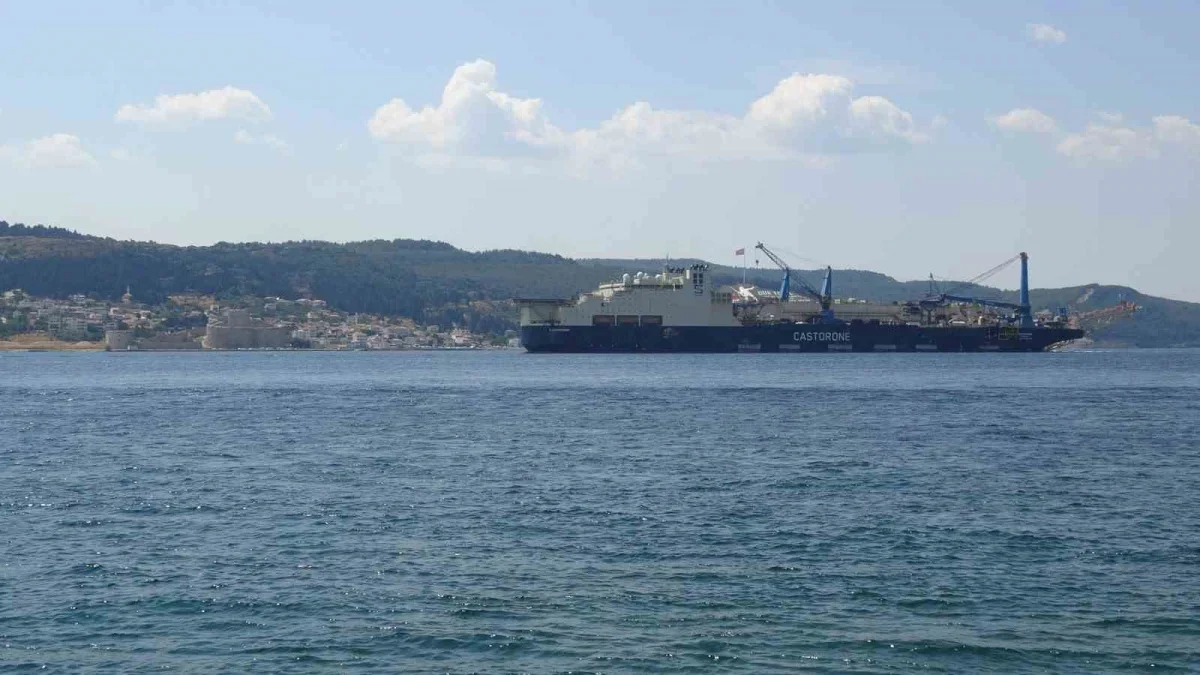 Dev boru döşeme gemisi Castorone Çanakkale Boğazı'ndan geçti