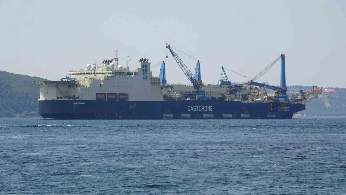 Dev boru döşeme gemisi Castorone Çanakkale Boğazı'ndan geçti