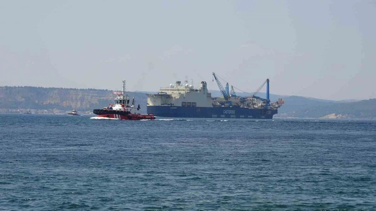 Dev boru döşeme gemisi Castorone Çanakkale Boğazı'ndan geçti