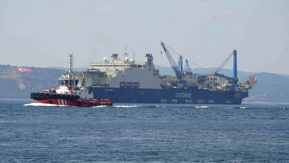 Dev boru döşeme gemisi Castorone Çanakkale Boğazı'ndan geçti