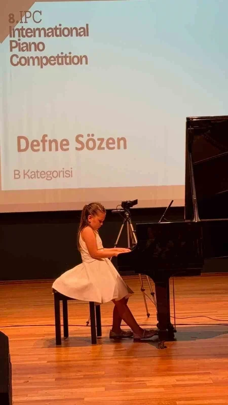 Defne Sözen'den İtalya ve Türkiye'de çifte piyano şampiyonluğu