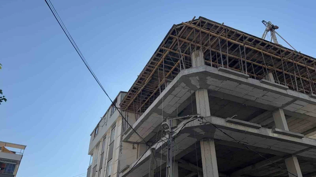Arnavutköy'de inşaatta duvar patladı: 6 katlı bina boşaltıldı