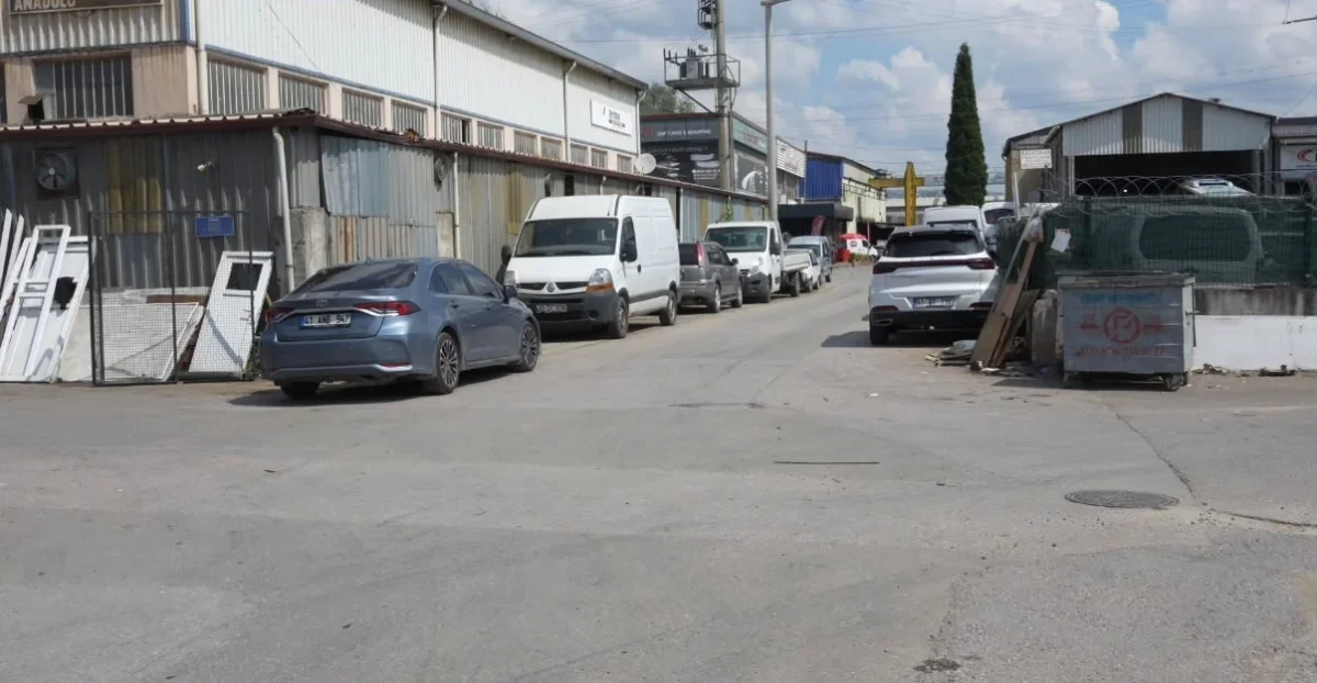 İzmit'te aynı sokakta peş peşe kazalar: Esnaf kasis istiyor