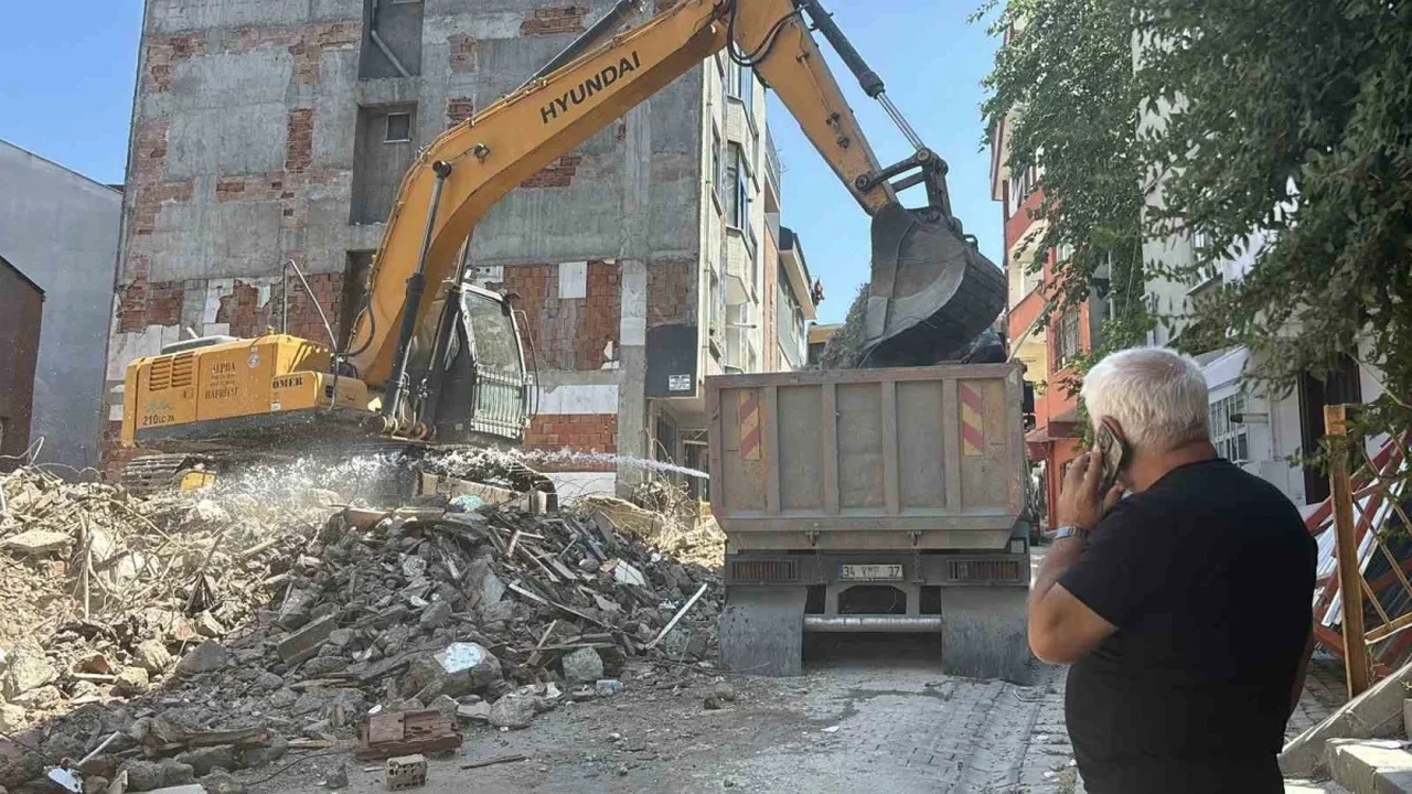 Kağıthane'de kontrolsüz yıkım: Molozlar binalara zarar verdi