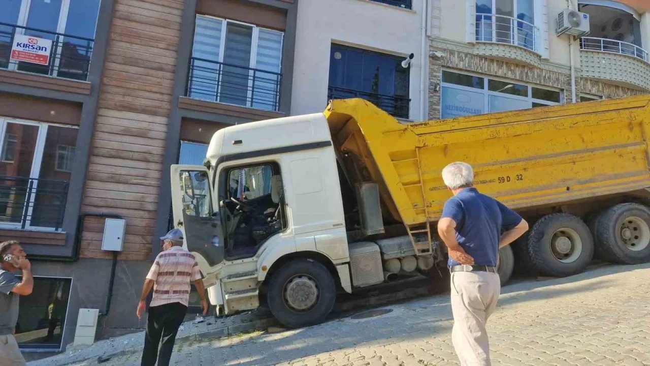Freni boşalan kamyon eve çarptı: Mahallede panik yaşandı