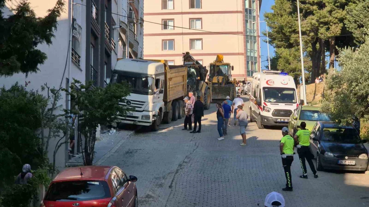 Freni boşalan kamyon eve çarptı: Mahallede panik yaşandı