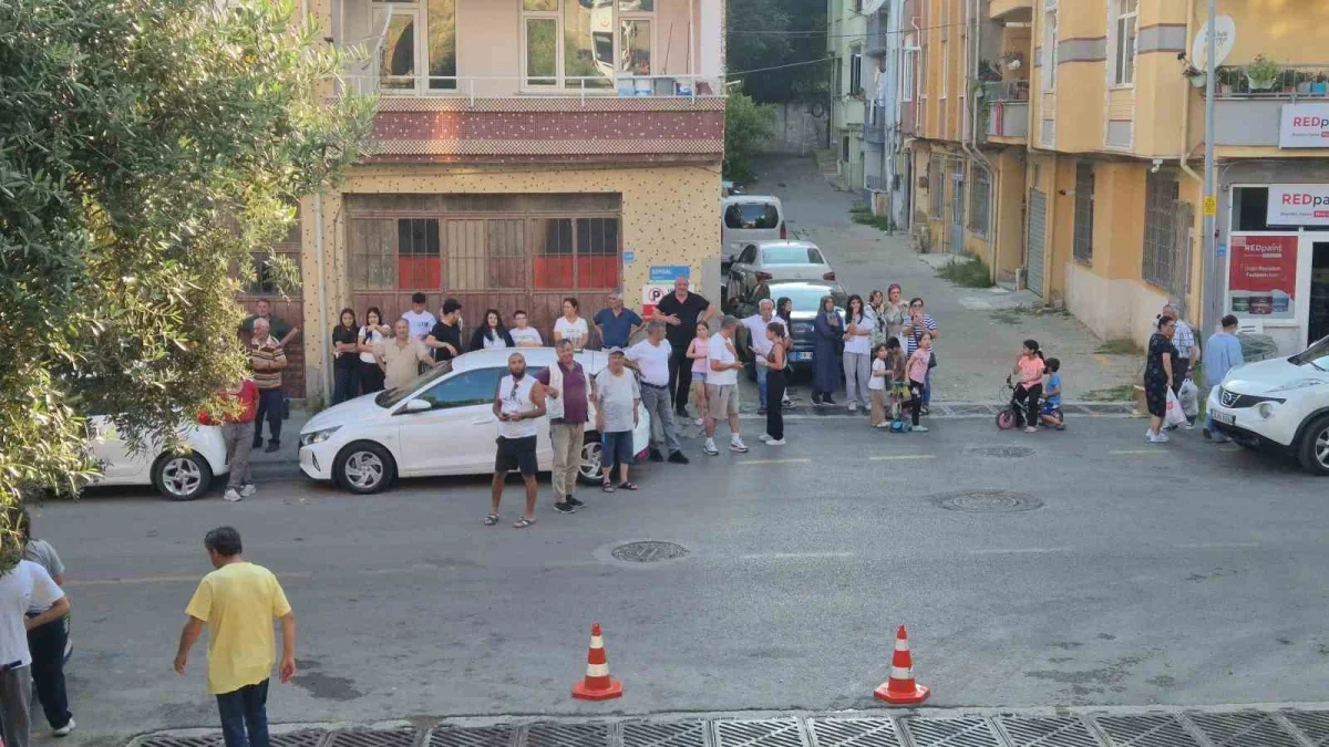 Freni boşalan kamyon eve çarptı: Mahallede panik yaşandı