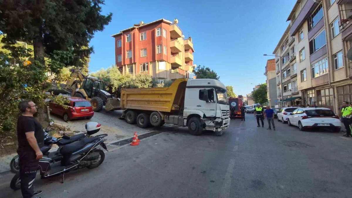 Freni boşalan kamyon eve çarptı: Mahallede panik yaşandı