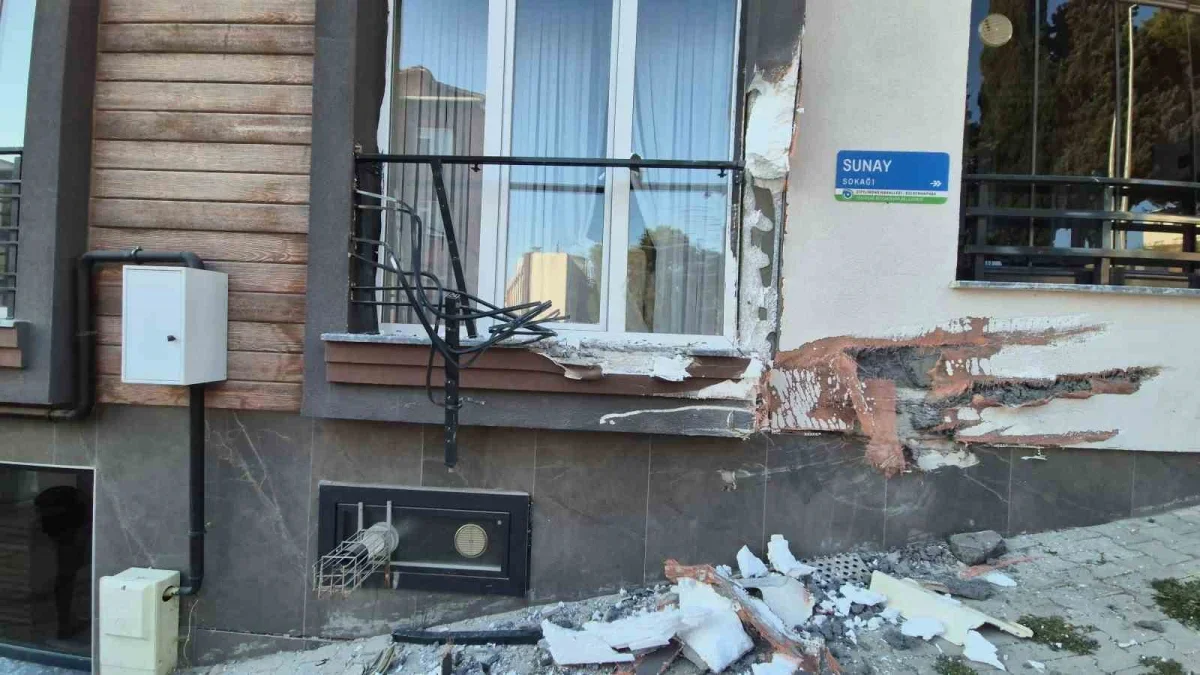 Freni boşalan kamyon eve çarptı: Mahallede panik yaşandı