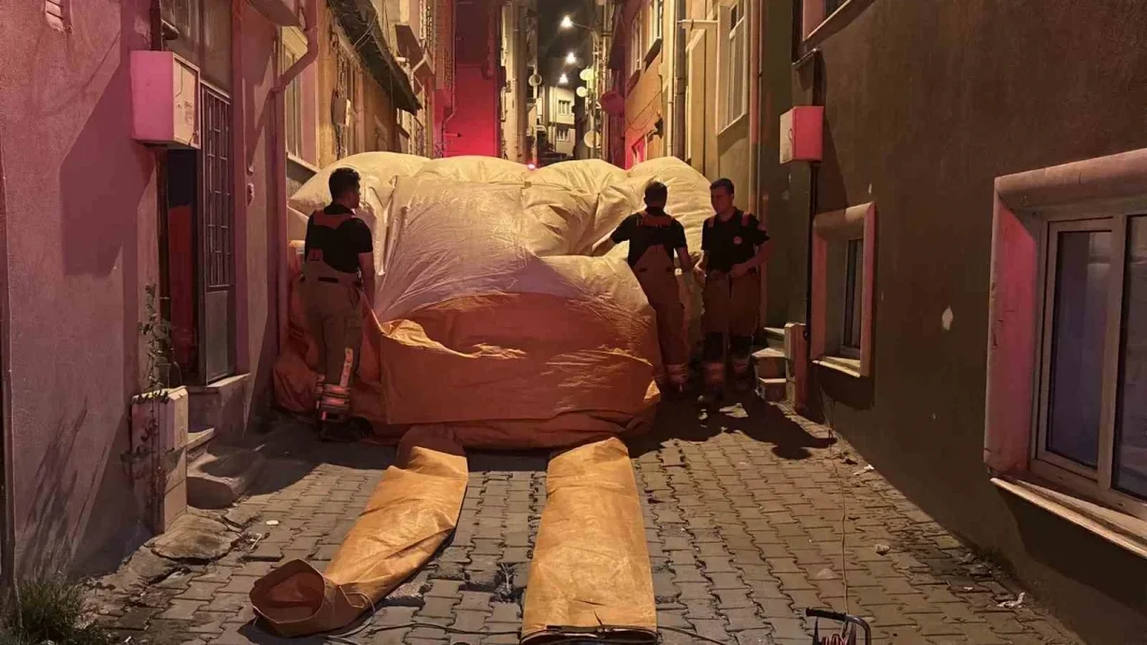 Edirne'de çatıya çıkan kişi, polis iknasıyla indirildi