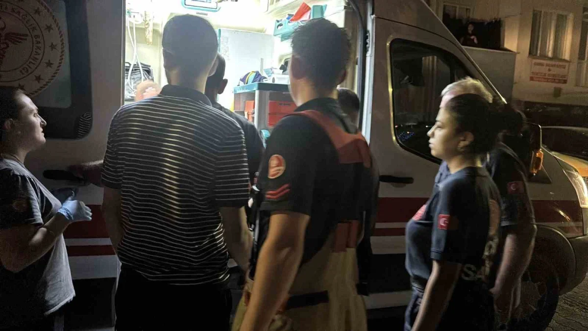 Edirne'de çatıya çıkan kişi, polis iknasıyla indirildi