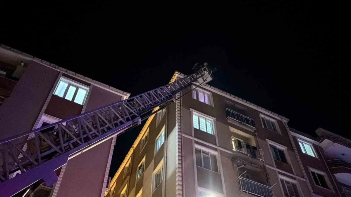 Edirne'de çatıya çıkan kişi, polis iknasıyla indirildi