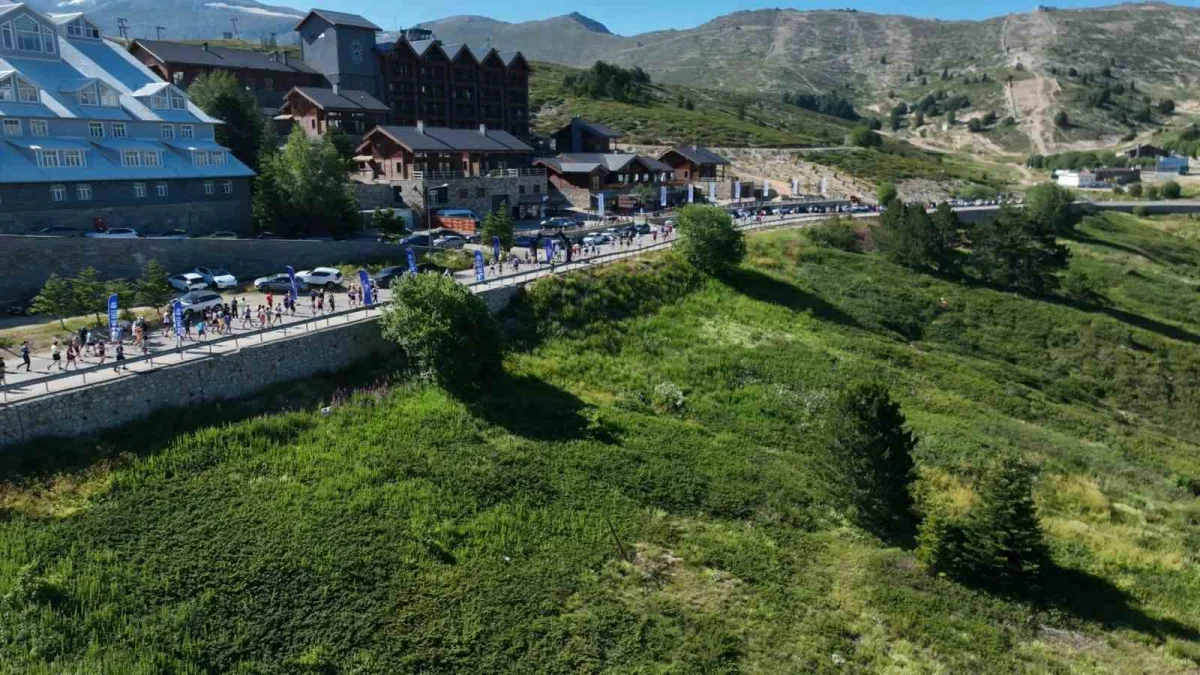 Sıcaktan bunalanlar Uludağ'da çadır kurup serinledi