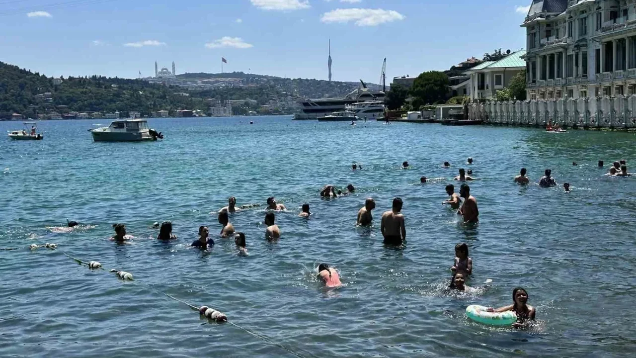 İstanbul'da sıcak hava bunaltıyor: Bebek Sahili'ne akın ettiler