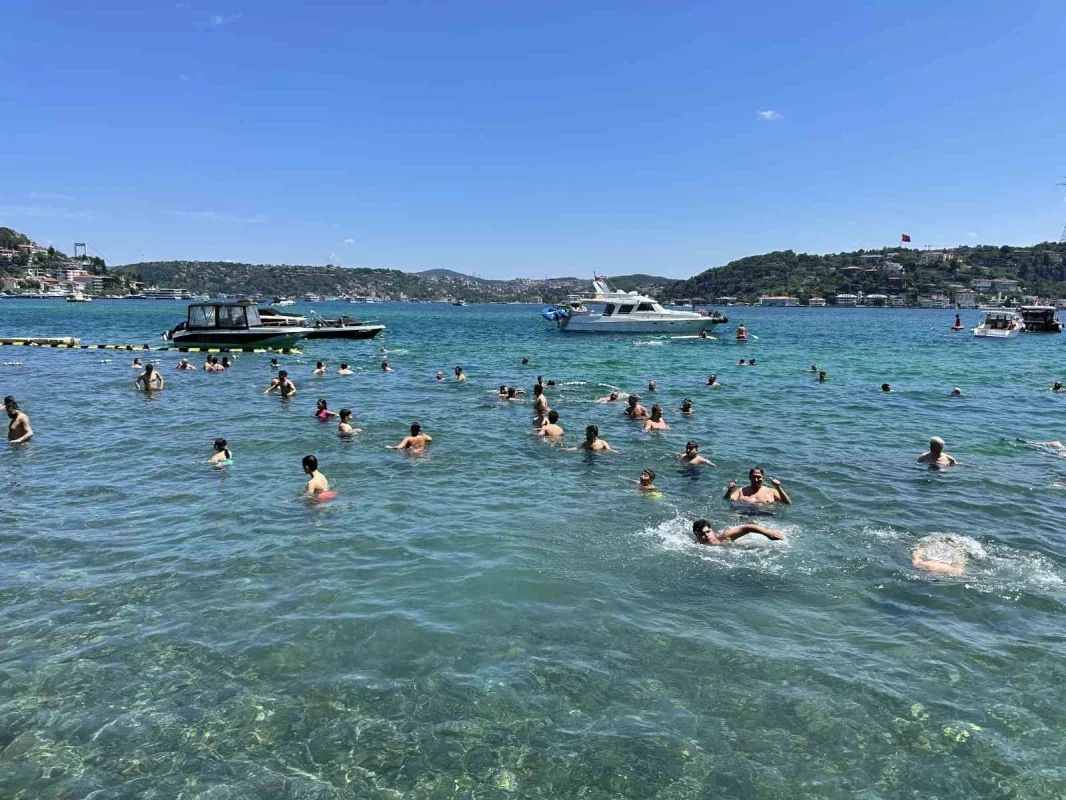 İstanbul'da sıcak hava bunaltıyor: Bebek Sahili'ne akın ettiler