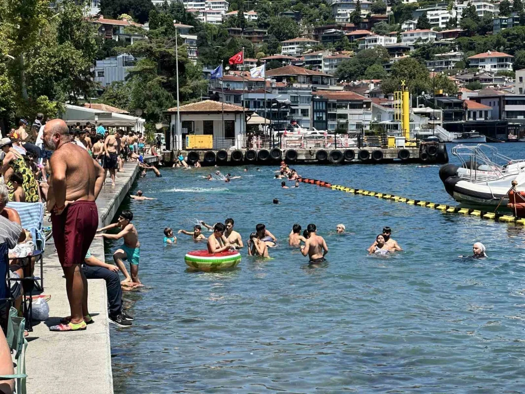 İstanbul'da sıcak hava bunaltıyor: Bebek Sahili'ne akın ettiler