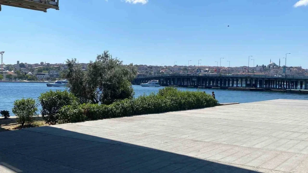 Haliç'te tur teknesi köprü ayağına çarptı, personel düştü