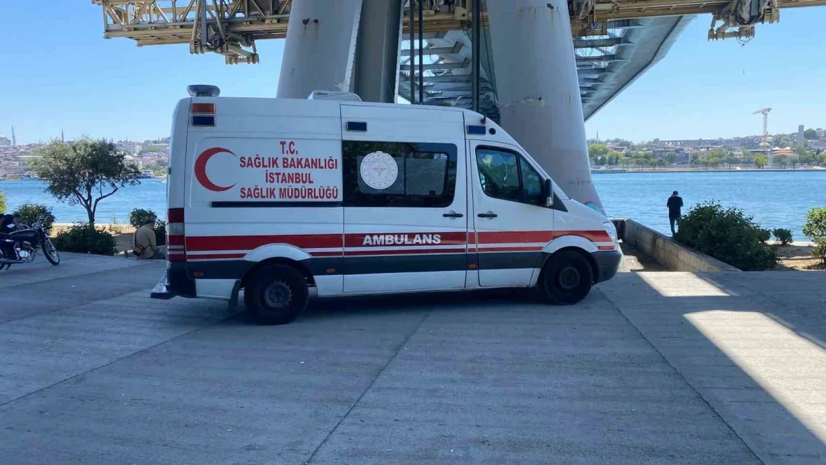 Haliç'te tur teknesi köprü ayağına çarptı, personel düştü