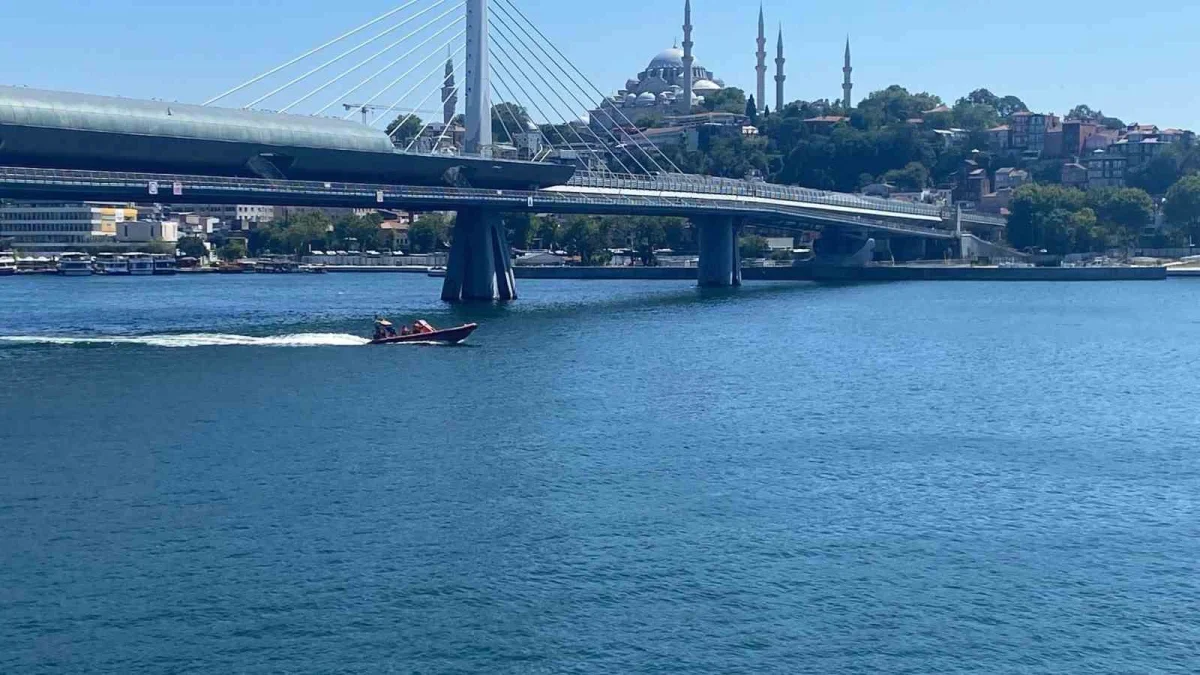 Haliç'te tur teknesi köprü ayağına çarptı, personel düştü