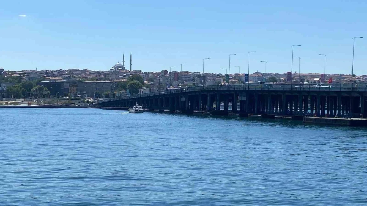 Haliç'te tur teknesi köprü ayağına çarptı, personel düştü