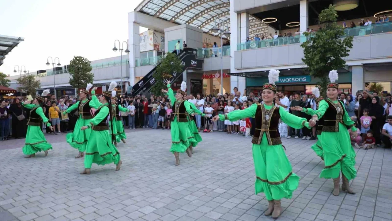 İnegöl'de 39. Uluslararası Kültür Sanat Festivali sokaklara taştı