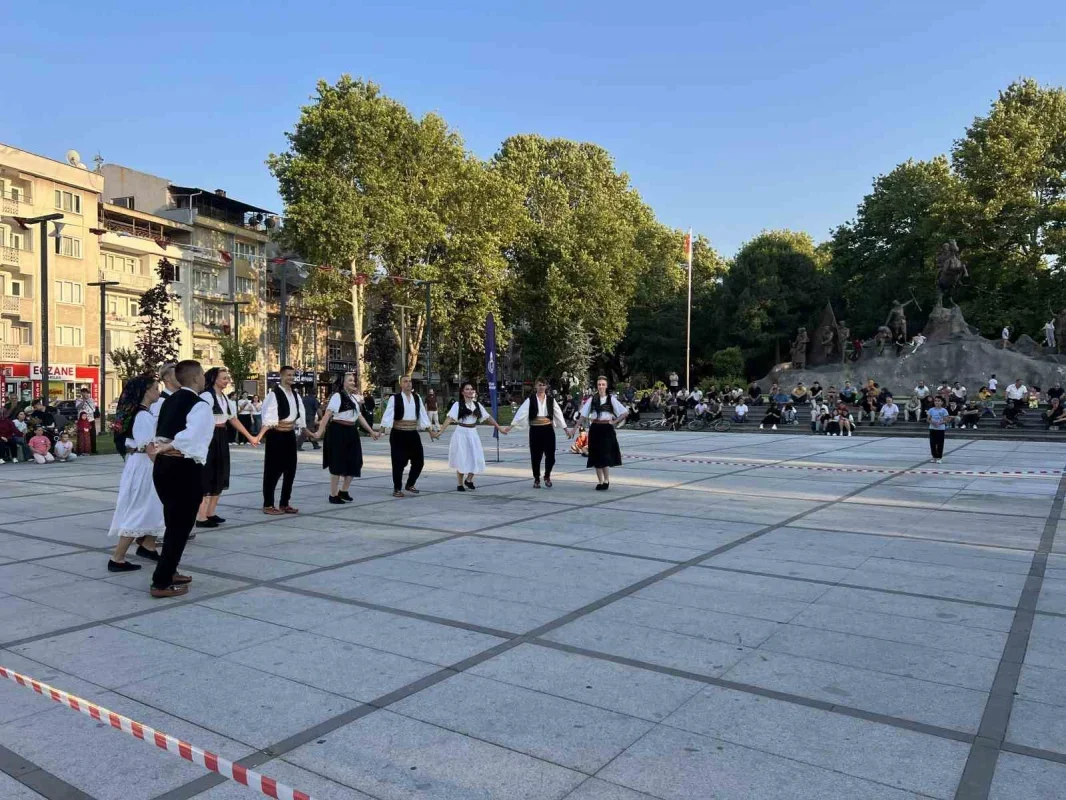 İnegöl'de 39. Uluslararası Kültür Sanat Festivali sokaklara taştı