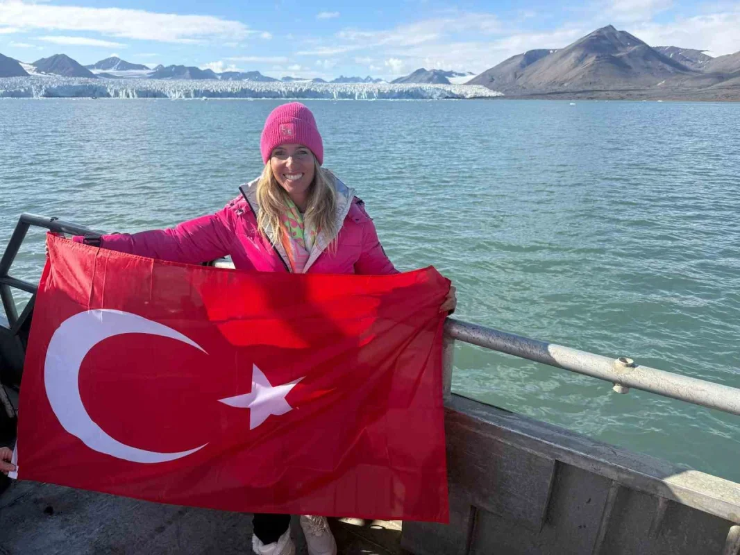 Deniz Kayadelen buzullarda yüzen ilk Türk sporcu oldu