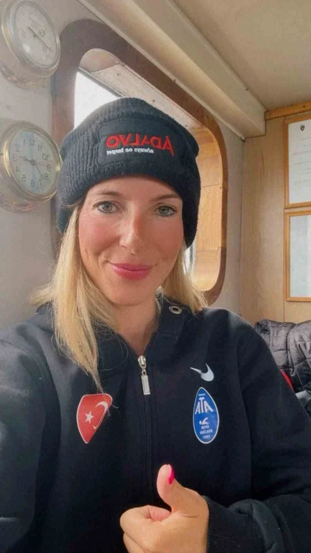 Deniz Kayadelen buzullarda yüzen ilk Türk sporcu oldu