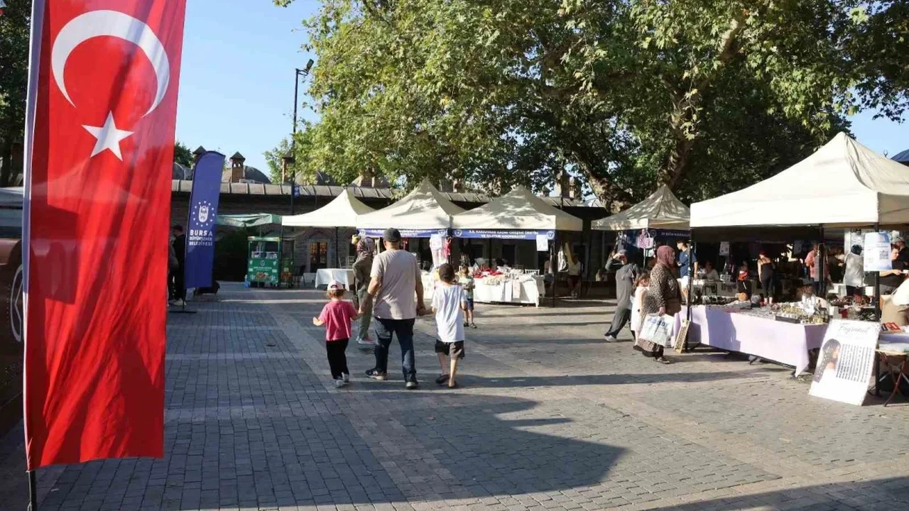 Bursa'da Meydan Kadınların dayanışma pazarı yoğun ilgi gördü
