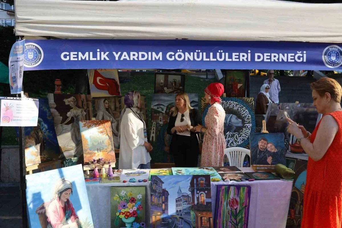 Bursa'da Meydan Kadınların dayanışma pazarı yoğun ilgi gördü