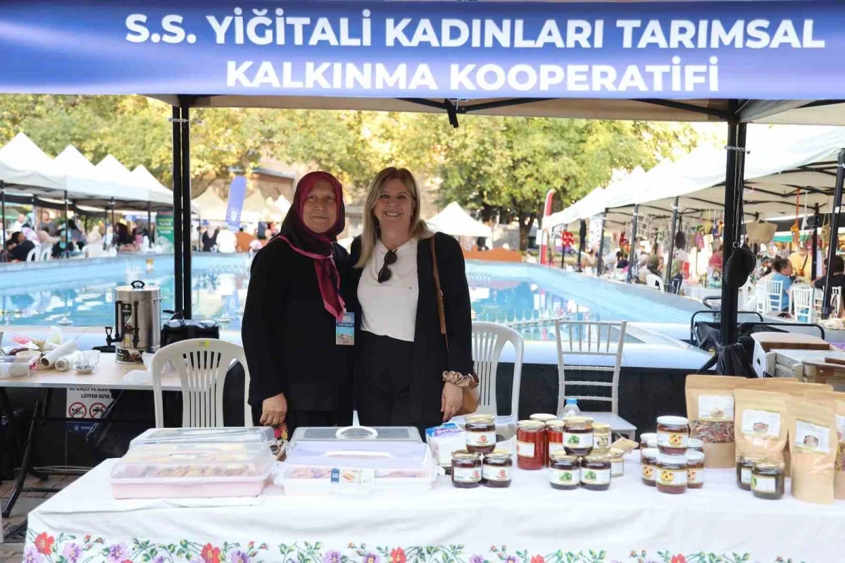 Bursa'da Meydan Kadınların dayanışma pazarı yoğun ilgi gördü
