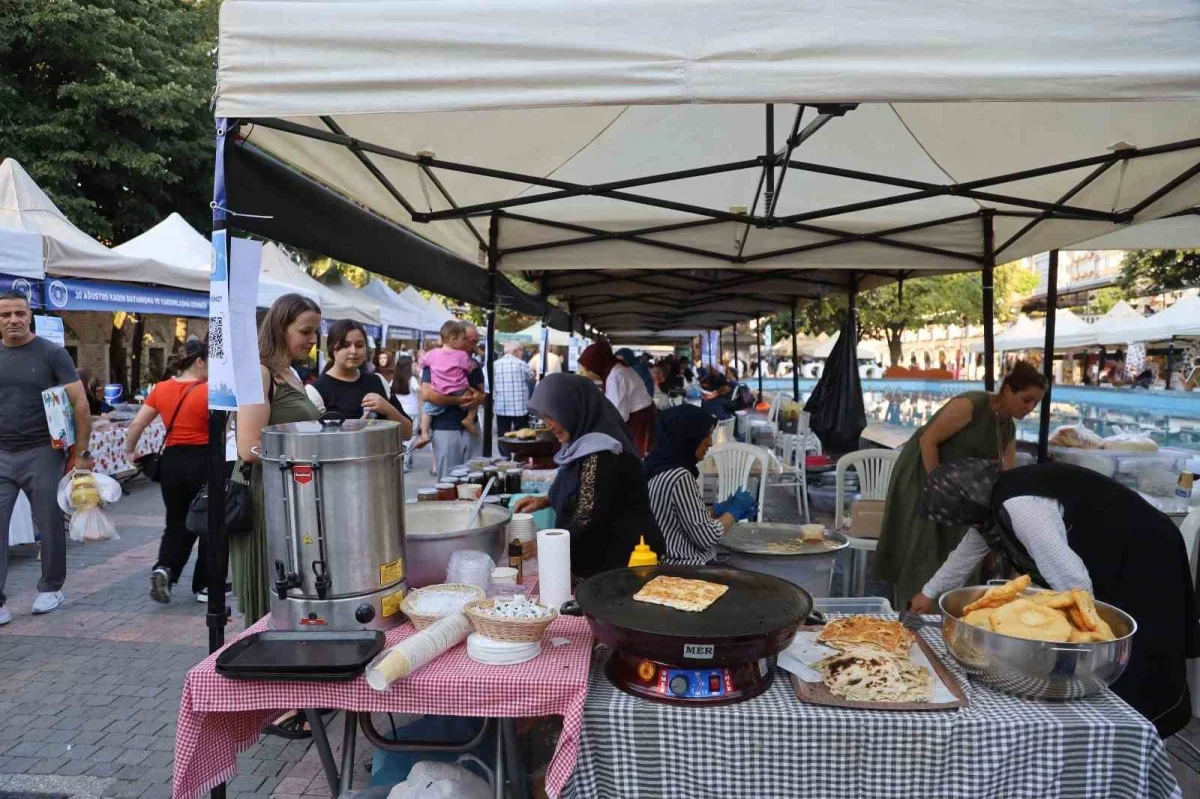 Bursa'da Meydan Kadınların dayanışma pazarı yoğun ilgi gördü