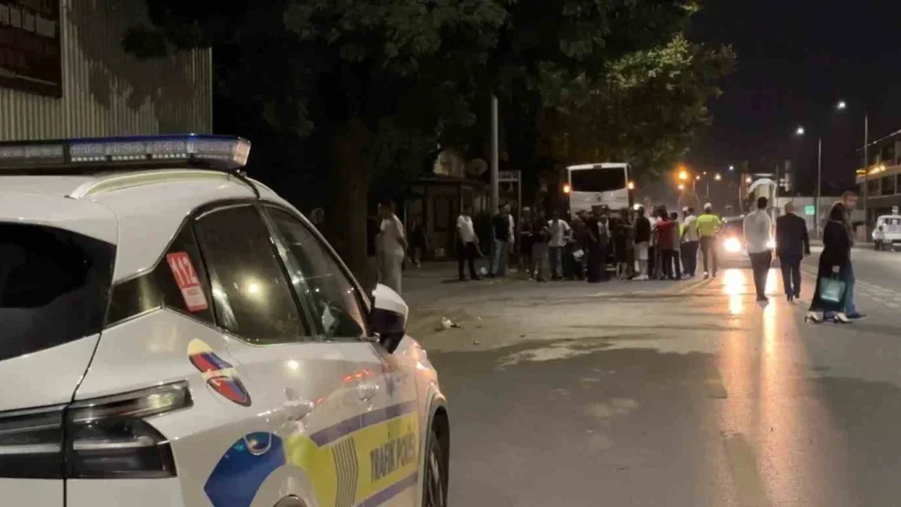 Sakarya'da hafif ticari araç ile 2 motosiklet çarpıştı