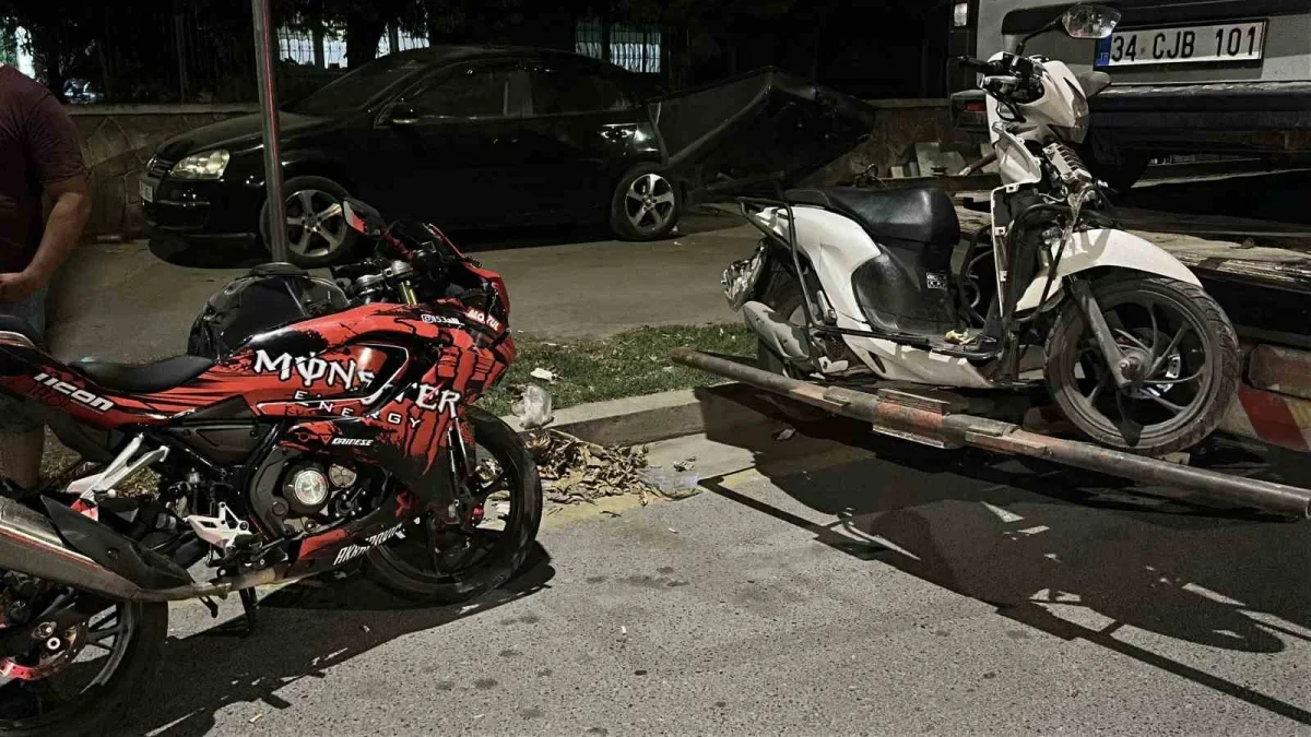 Sakarya'da hafif ticari araç ile 2 motosiklet çarpıştı