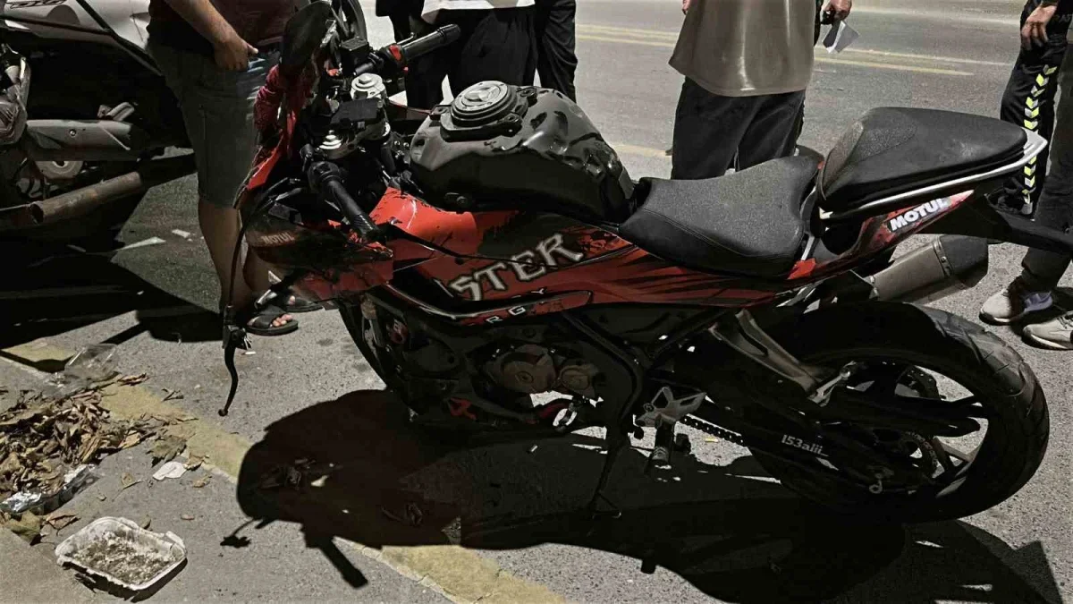 Sakarya'da hafif ticari araç ile 2 motosiklet çarpıştı