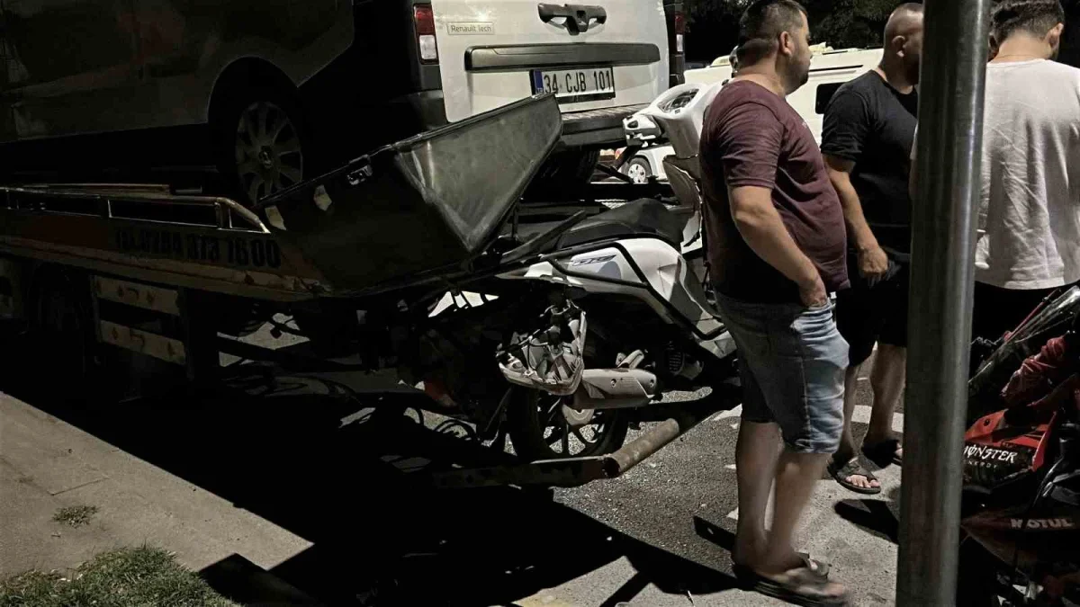Sakarya'da hafif ticari araç ile 2 motosiklet çarpıştı